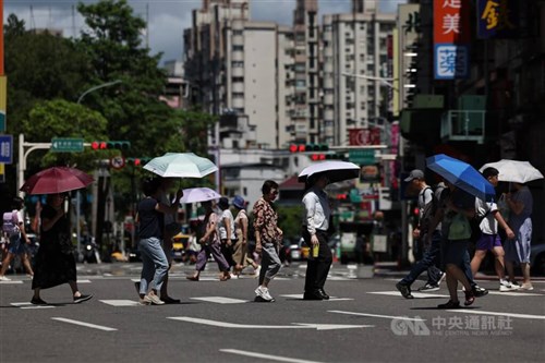 Heat alerts issued for northern Taiwan, 37°C possible Tuesday