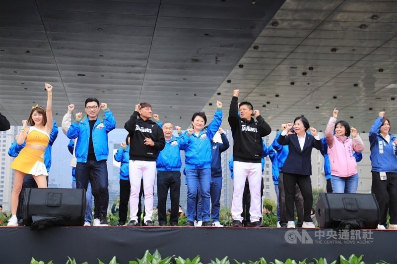 Taichung Mayor Lu Shiow-yen (front fourth left) and baseball player Wu Chun-wei (front third left) dance a baseball cheer dance at the flag-raising ceremony in front of the City Hall on Wednesday, to relive the joy of winning the WBSC Premier12 title. CNA photo Jan. 1, 2025