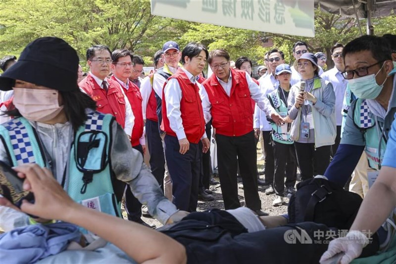 官民合同実地演習を視察する頼清徳総統（中央左）ら＝3月27日、台南市