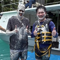 林佳龍合體惠恕仁以火山泥敷臉 邀民眾赴帛琉旅遊