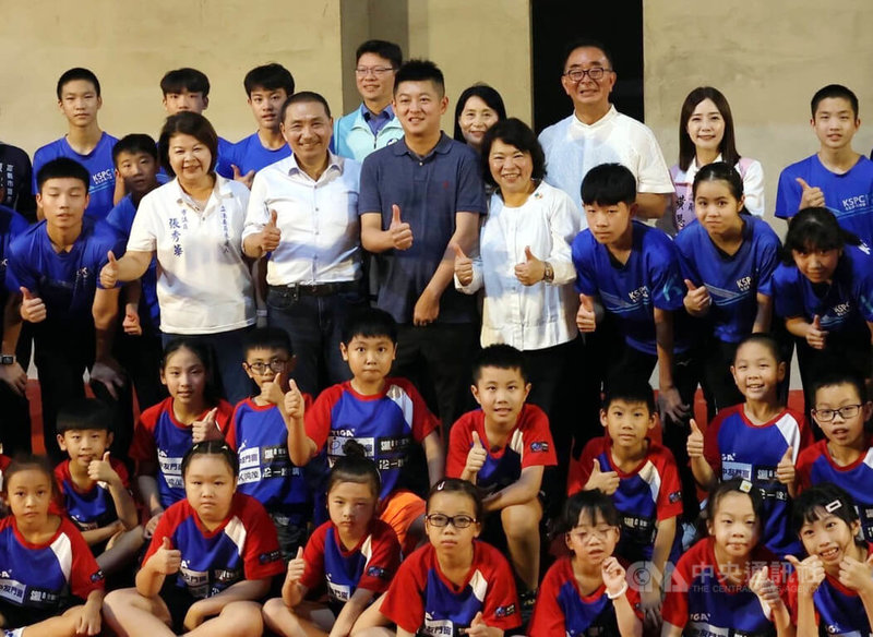 嘉義市金石乒乓球館8日熱鬧舉行上梁典禮,嘉義市長黃敏惠(3排右4)、新北市長侯友宜(3排右6)等人出席,並與小選手們開心合影。中央社記者黃國芳攝 112年7月8日