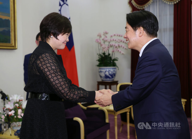 副總統賴清德(右)19日下午在總統府接見日本已故前首相安倍晉三夫人安倍昭惠(左)等一行,與安倍昭惠握手致意。中央社記者鄭傑文攝 112年7月19日