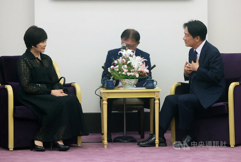 副總統賴清德(右)19日下午接見日本已故前首相安倍晉三夫人安倍昭惠(左),致詞時憶及安倍晉三過往回憶,數度哽咽。中央社記者鄭傑文攝 112年7月19日