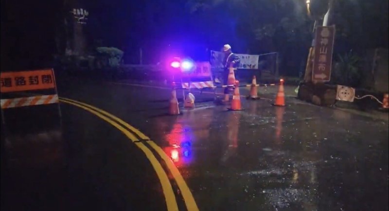 颱風杜蘇芮挾帶豪雨,台24線27.5公里至38公里德文路口至神山路段26日晚上8時預警性封閉,原預計28日上午8時開放台24線德文路口至神山往霧台鄉路段,考量山區降雨土石鬆軟易有落石,延後至28日中午12時開放。(三工處提供)中央社 112年7月28日