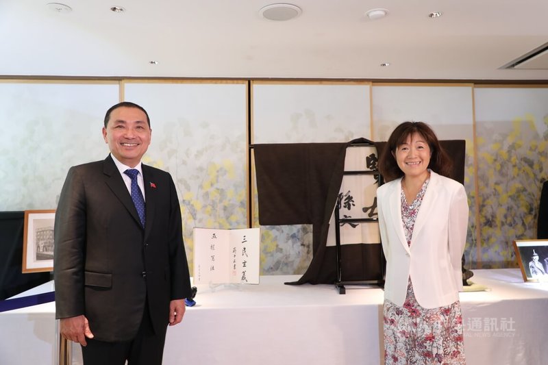 國民黨總統參選人侯友宜(左)2日上午參訪東京松本樓,由國父孫中山的日本友人梅屋庄吉的曾外孫女、松本樓董事長小坂文乃(右)導覽,觀賞有關孫中山的文物。中央社記者楊明珠東京攝 112年8月2日