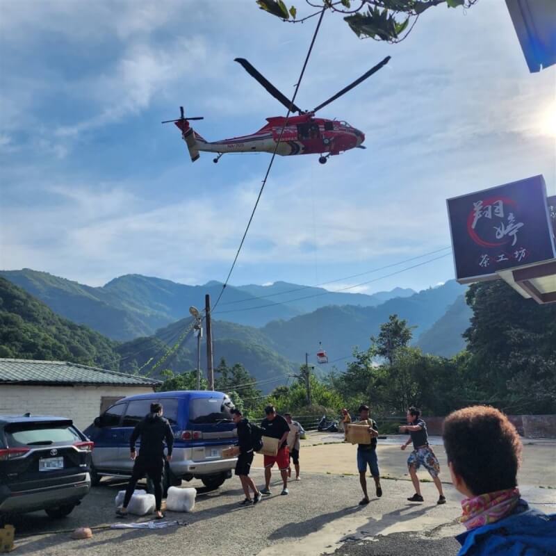 颱風卡努外圍環流影響加上西南風,南投縣仁愛鄉暴雨釀災,空勤總隊直升機7日持續執行災區物資運補及病患後送任務。(南投縣政府提供)中央社記者蕭博陽南投縣傳真 112年8月7日