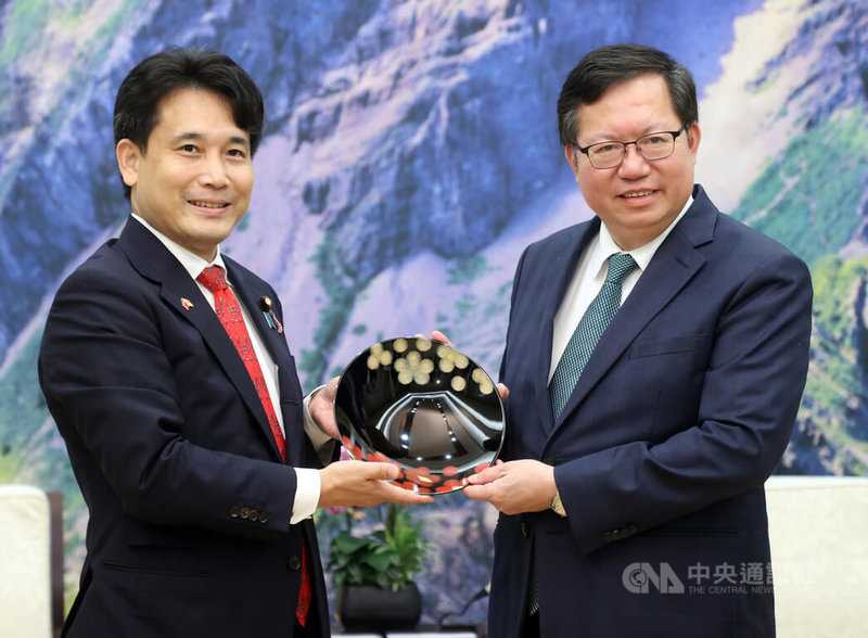 行政院副院長鄭文燦(右)25日上午在行政院玉山廳接見日本自由民主黨參議員滝波宏文(左),雙方致贈紀念品。中央社記者鄭傑文攝 112年8月25日
