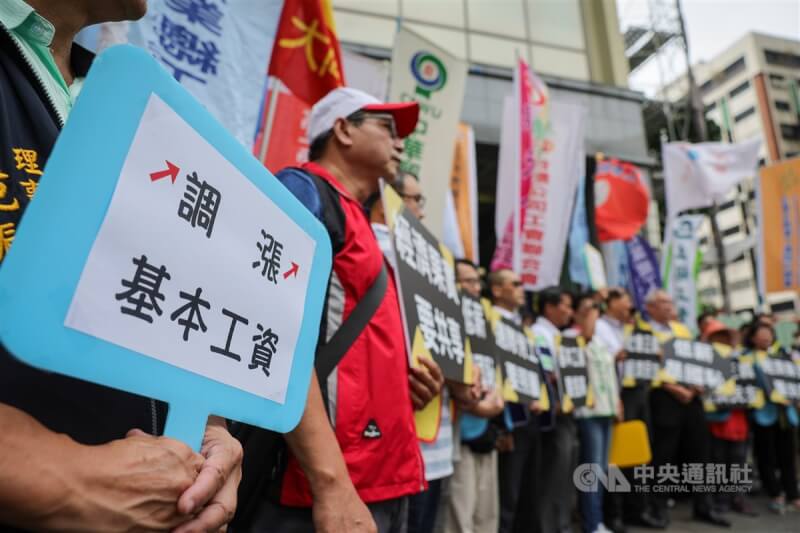 全國產業總工會8日在勞動部外舉行「2024年基本工資調漲記者會」,呼籲月薪應至少調至新台幣2萬8000元、時薪應至186元。中央社記者裴禛攝 112年9月8日