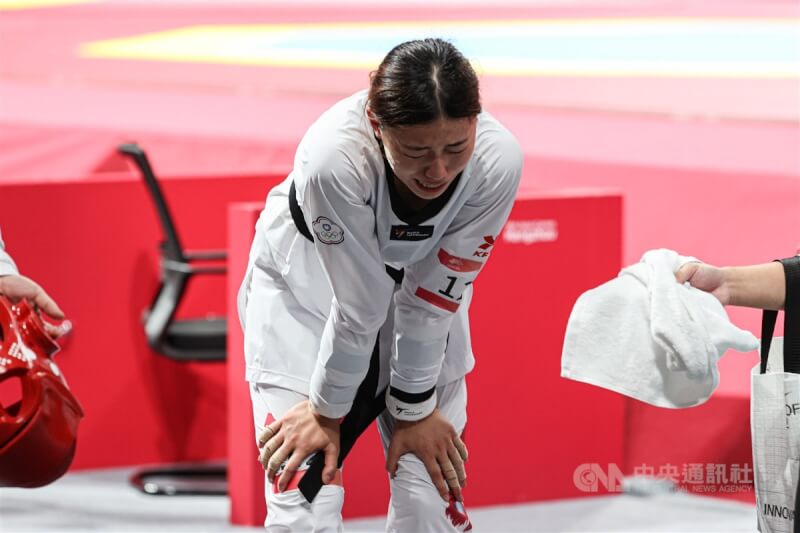 杭州亞運26日舉行跆拳道女子57公斤級決賽,台灣跆拳道女將羅嘉翎(圖)以0比2不敵中國選手駱宗詩,僅獲得銀牌,比賽結束後羅嘉翎在場邊情緒潰堤。中央社記者鄭清元攝 112年9月26日
