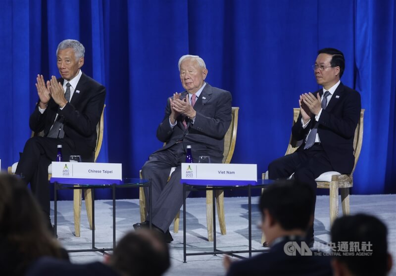 2023亞太經濟合作會議(APEC)經濟領袖與企業諮詢委員會(ABAC)代表對話在舊金山時間16日舉行,台灣領袖代表張忠謀(中)與新加坡總理李顯龍(左)、越南國家主席武文賞(右)出席與會。中央社記者裴禛舊金山攝 112年11月17日