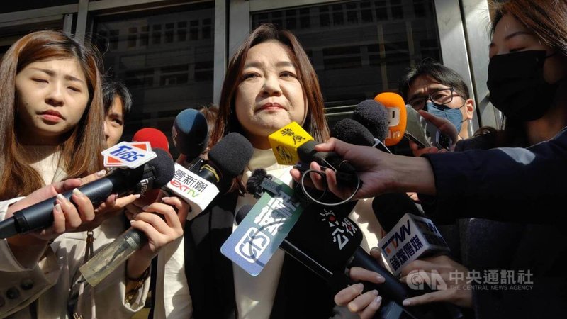 民進黨新北市立委參選人吳崢、政治評論員李正皓日前到台灣高等檢察署告發國民黨籍立委馬文君(中)涉犯刑法外患章節的洩密罪,馬文君17日以被告身分出庭並受訪。中央社記者謝幸恩攝 112年11月17日