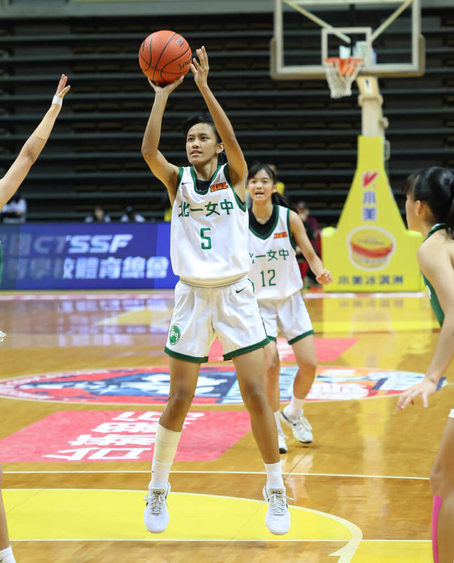 112學年度高中籃球聯賽(HBL)持續進行,女子組北一女中27日以68比61擊敗陽明高中,其中球員米靖恩(前中)拿下16分、12籃板、9抄截,與「大三元」擦肩而過,但她認為並不可惜,球隊贏球才最重要。(主辦單位提供)中央社記者陳容琛傳真 113年1月27日