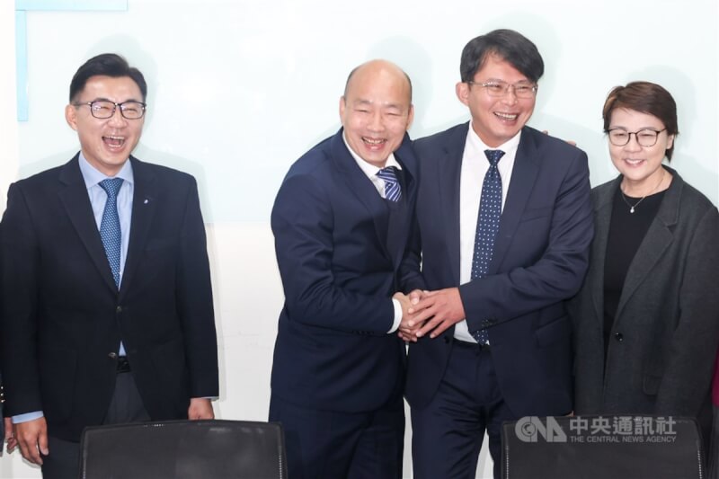 代表國民黨角逐立法院正副院長的不分區立委當選人韓國瑜(左2)、立委江啟臣(左1)29日上午拜會民眾黨立法院黨團,韓國瑜與民眾黨不分區立委當選人黃國昌(右2)擁抱致意。右1為民眾黨不分區立委當選人黃珊珊。中央社記者吳家昇攝 113年1月29日