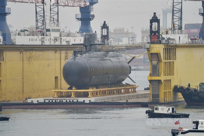 圖為首艘國造潛艦海鯤艦去年2月從台船海昌工廠前藉中信8號浮塢移至乾塢。(中央社檔案照片)