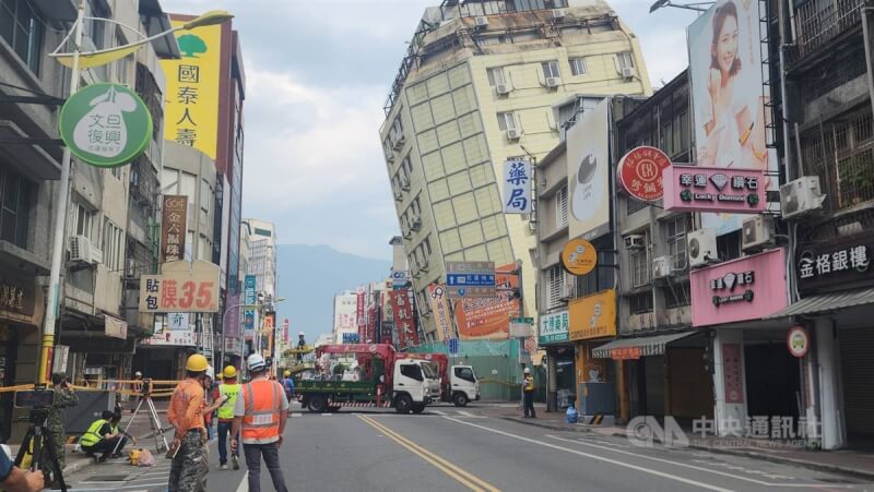 花蓮市富凱大飯店因23日凌晨強震傾倒,有倒塌風險,工程人員上午將進行填土及支撐作業。中央社記者張祈攝 113年4月23日