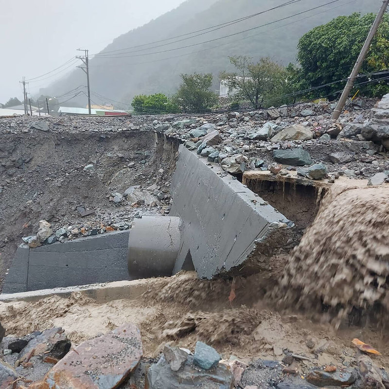 颱風凱米來襲,南投縣信義鄉東埔村24日遭土石流淹沒道路,聯外便橋被掏空,形成孤島。(伍金豎提供)中央社記者鄭維真傳真 113年7月25日