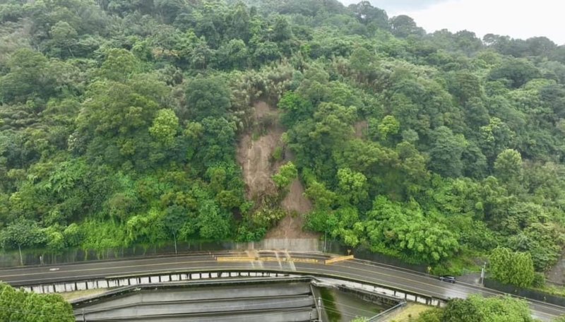 苗栗縣政府工務處指出,位在南庄鄉的苗縣道124乙線6公里處近日因地震及雨勢導致邊坡坍方,經空拍可見邊坡狀態至今仍未穩定,17日起暫時封閉內側車道,也提醒民眾通行時注意安全。(苗栗縣政府工務處提供)中央社記者魯鋼駿傳真 113年8月17日