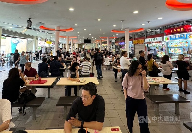 新加坡核心通脹連續2個月降溫,7月份核心通脹率放緩至2.5%,是自2022年2月以來的最低。圖為一處小販中心。中央社記者吳昇鴻新加坡攝 113年8月24日