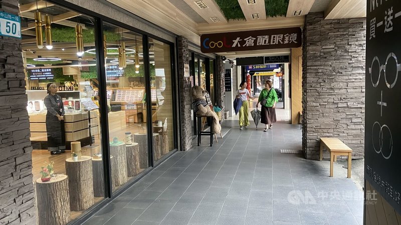 因應颱風「山陀兒」來襲,新北市連續2天停止上班及上課,板橋區府中商圈3日午後雖無強勁風雨、有部分商家營業,不過逛街人潮不算太多。中央社記者黃旭昇新北市攝 113年10月3日