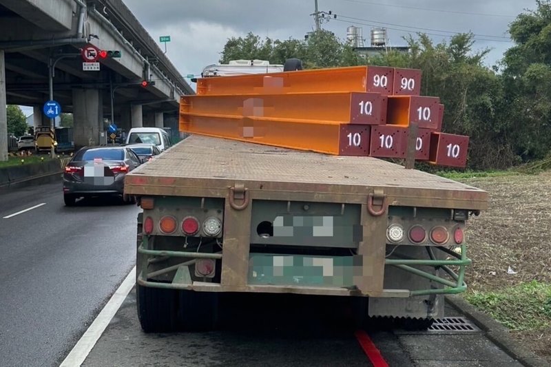 國道2號東向19公里大湳段,26日有車輛疑因載運鋼梁不穩掉落對向車道致2駕駛輕傷,警方在桃園平鎮查獲肇事的聯結車,通知駕駛到案說明,經實施酒測後有酒精反應,除開單舉發外也將依涉公共危險罪移送。(國道公路警察局提供)中央社記者吳睿騏桃園傳真 113年11月26日