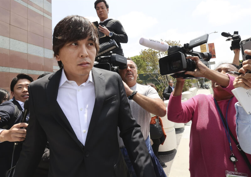 水原一平5月14日在洛杉磯美國地方法院出庭後被記者包圍。(共同社)