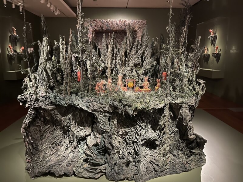 台灣導演張徐展於第11屆「亞太當代藝術三年展」展出作品,為其獲第59屆金馬獎最佳動畫短片獎的「熱帶複眼」中製作的精紙漿藝術紙偶與立體模型。(駐雪梨辦事處文化組提供)中央社記者楊淳卉雪梨傳真 113年11月30日