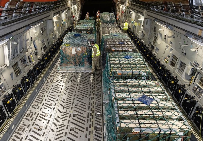 英國上週以C-17A軍用運輸機向烏克蘭運交一批設備,其中包括百餘枚輕型多用途短程飛彈(LMM),以協助烏克蘭強化空防。(英國國防部提供)中央社記者陳韻聿倫敦傳真 113年12月29日