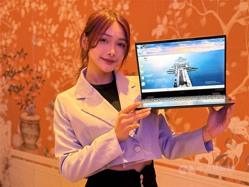 為因應美國總統川普對中國加徵10%關稅,電腦品牌廠宏碁將依照進口到美國時程,對於受到關稅影響的產品預設漲價10%。圖為宏碁搭載人工智慧(AI)功能的商用筆記型電腦。(中央社檔案照片)