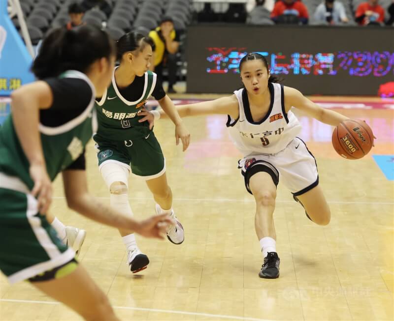 重返HBL高中籃球聯賽女子組4強的永仁高中,8日在4強首戰以67比60力退陽明高中。永仁陳薇涵取得全隊最高18分,搭配曾廷翊(白衣9號)挹注15分、11助攻的帶領下,永仁以7分之差帶走比賽勝利,搶下冠軍戰門票。中央社記者張新偉攝 114年3月8日