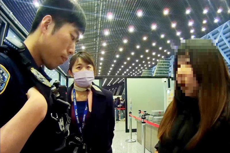 航空警察局刑事警察大隊表示,3日接獲桃園航勤公司地勤人員通報,施姓女子在桃園國際機場第一航廈臨櫃報到時神色可疑,且首次出國旅遊觀光卻只訂了台北往吉隆坡轉機金邊的單程機票,懷疑是遭到海外求職詐騙。保安警察大隊員警立即前往攔截勸說。(航空警察局提供)中央社記者吳睿騏桃園機場傳真 114年3月12日