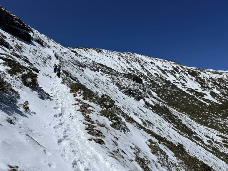 雪霸國家公園管理處26日表示，雪霸高山步道積雪結冰未退，中央氣象署預報28日又將有濕冷鋒面通過，原定月底結束的雪季管理服務期將延長至4月15日。（雪霸保育志工提供）中央社記者管瑞平傳真  114年3月26日