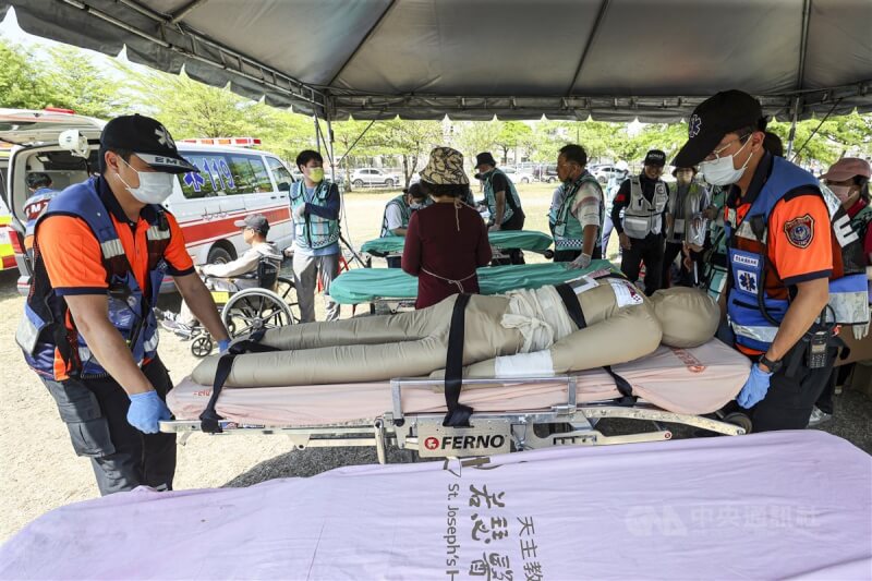 總統府全社會防衛韌性委員會27日在台南進行首次實地演練,現場模擬重大災害發生後設立急診檢傷區的處理流程。中央社記者鄭清元攝 114年3月27日