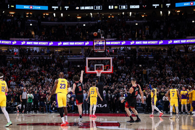 NBA芝加哥公牛隊吉迪28日飆進超遠3分球，率隊以119比117擊敗洛杉磯湖人。（圖取自x.com/chicagobulls）