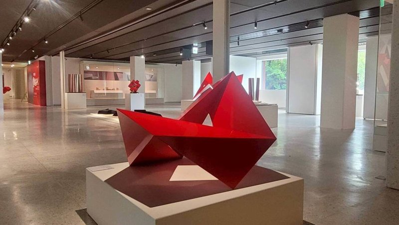 國立歷史博物館3日起推出「穿越世代-李再鈐個展」,展出藝術家李再鈐經典雕塑作品「低限的無限」。(史博館提供)中央社記者王寶兒傳真 114年4月3日
