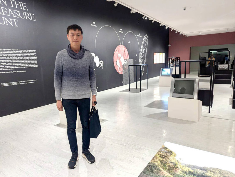 藝術家羅晟文(圖)在台北市立美術館「時代劇場」展中展出作品「看路」,以路殺議題結合尋寶,並展出12處藏寶地點附近的地景照片與錄像,以作為線索,尋寶遊戲進行至2026年3月29日。中央社記者王寶兒攝 114年4月13日