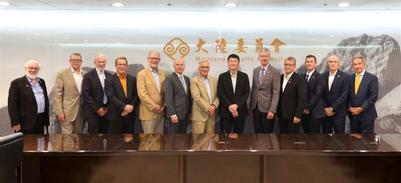 加拿大樞密院前助理秘書長葛林(Martin Green,左4)去年隨「加拿大國安事務訪問團」訪問台灣,他認為強化與台灣關係是加拿大地緣政治拼圖的重要一塊。(駐加拿大代表處提供)中央社記者程愛芬溫哥華傳真 114年5月7日