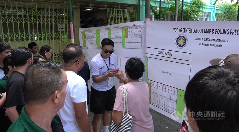 菲律賓期中選舉,圖為馬尼拉市一所公立學校內,選務人員指引選民前往指定教室投票。中央社記者林行健馬尼拉攝 114年5月12日