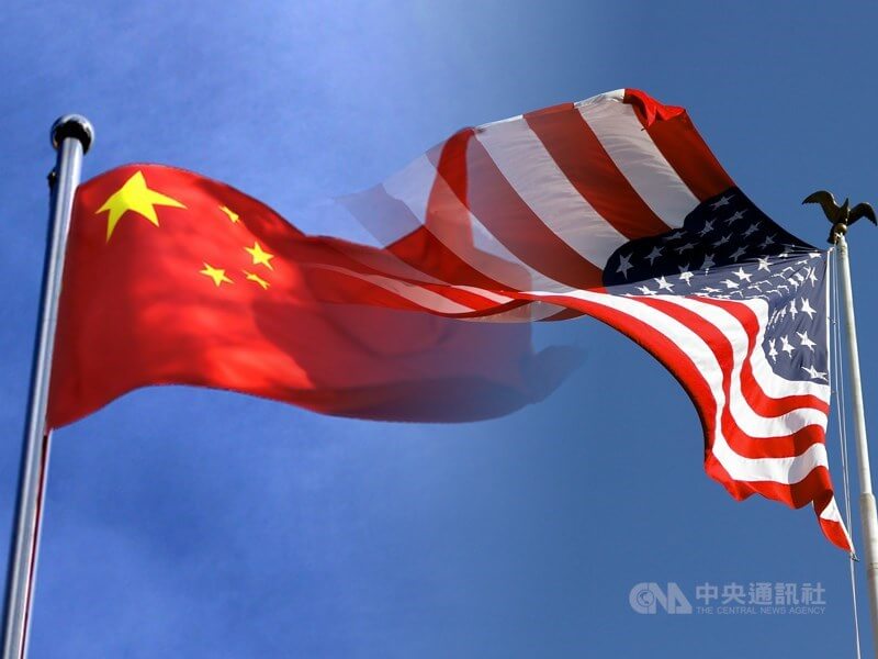 中國五星旗與美國國旗。(中央社製圖)