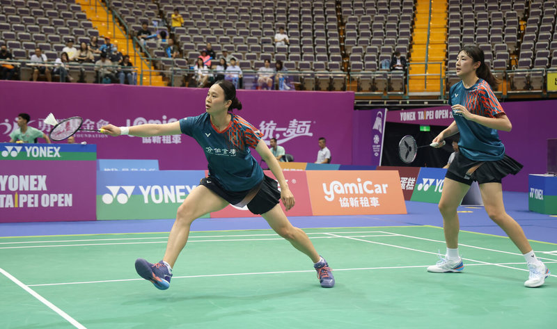BWF超級500的2025泰國羽球公開賽16日進行各組8強賽程,女雙上演台灣內戰,終場由許雅晴(左)、宋祐媗(右)以直落2過關、挺進4強。圖為許雅晴、宋祐媗在2025台北羽球公開賽出賽情形。(中華民國羽球協會提供)中央社記者黎建忠傳真 114年5月16日