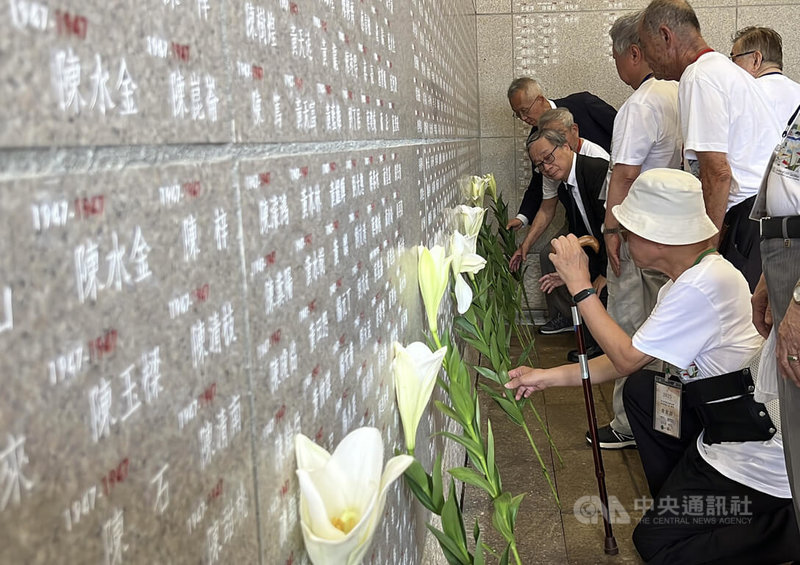 「綠島人權紀念碑錄名竣工揭牌典禮」17日在白色恐怖綠島紀念園區舉行,文化部長李遠(中後)出席,與多名受難者代表及家屬等人一同到紀念碑前獻花致意。中央社記者盧太城台東攝 114年5月17日