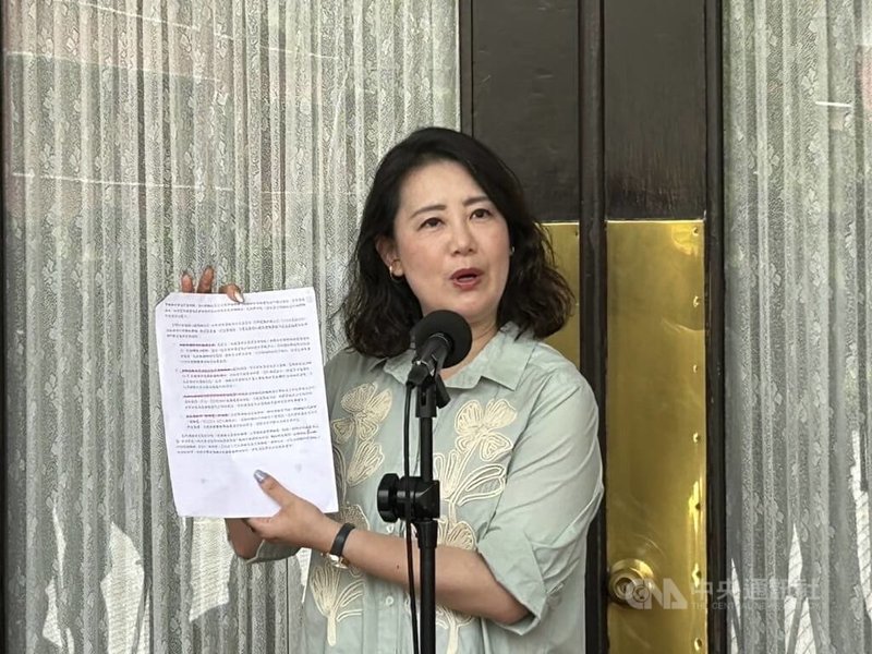 新北市三峽區北大國小外19日發生重大車禍,引發社會對高齡駕駛討論。民進黨立法院黨團幹事長吳思瑤(圖)20日出示民進黨立委林月琴、許智傑具體政策建議清單,她表示,民進黨立委在事故前已提出具體的政策建議,事故衍生的政策討論,都期待以正面、理性進行對話。中央社記者林敬殷攝 114年5月20日