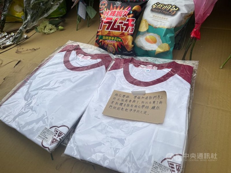 新北三峽北大國小外19日發生重大車禍釀多人死傷,其中三峽國中學生2死、7傷,許多學生20日放學後到事故現場獻花、送上零食致意,還有人準備2套全新體育服,盼讓學妹「做乾淨天使」。中央社記者趙敏雅攝 114年5月20日