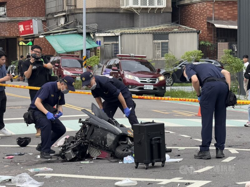 新北市三峽區北大國小外19日發生重大車禍,警方鑑識人員在國光街與國成街口,對遭撞擊的機車殘骸進行鑑識工作。中央社記者林恕暉攝 114年5月19日