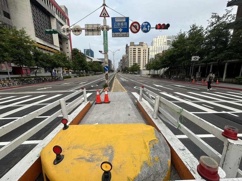 台北市松山區南京東路四段及北寧路口20日晚間發生公車撞上行人庇護島事故,市府工務局新建工程處表示,此案因廠商尚未完工就撤除警示設施,將開罰新台幣3萬元,21日凌晨已完成道路標線劃設。(台北市新工處提供)中央社記者陳昱婷傳真 114年5月21日