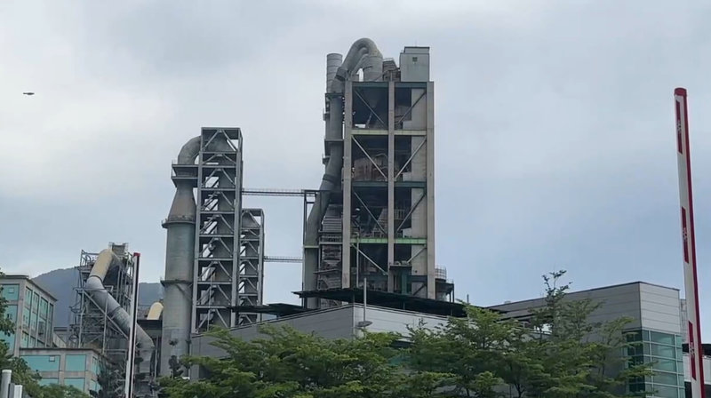 台泥花蓮和平廠21日上午7時許發生火警，替代燃料系統的木屑皮帶投入口有火苗竄出，消防人員到場撲滅火勢，無人員受傷。（民眾提供）中央社記者張祈傳真  114年5月21日