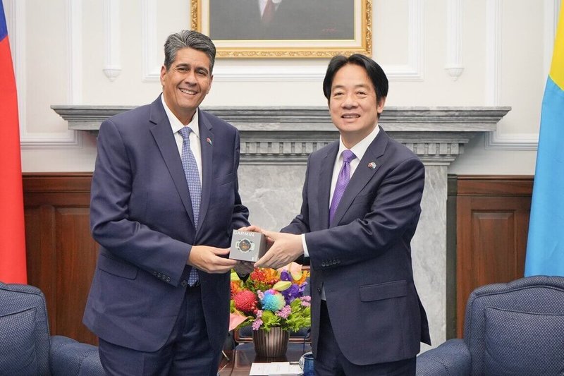 總統賴清德(右)20日在總統府會晤帛琉共和國總統惠恕仁(Surangel S. Whipps, Jr.)(左)。(外交部提供)中央社記者吳書緯傳真 114年5月24日