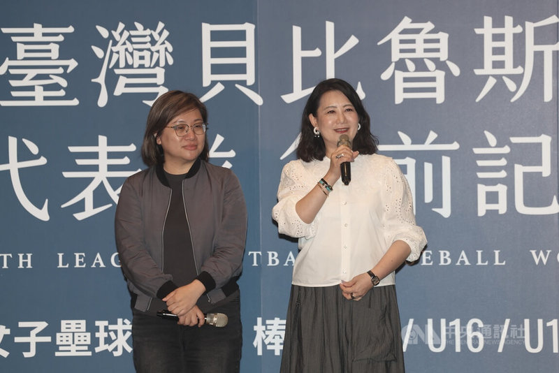 2025台灣貝比魯斯聯盟台灣代表隊行前記者會9日在台北花園大酒店舉行,民進黨立委吳思瑤(右)、陳培瑜(左)期許選手爭取好成績。中央社記者吳家昇攝 114年6月9日