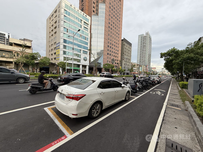 高雄市交通局在博愛路(同盟路至北平街)設置保護型自行車道,將既有慢車道過寬車道「瘦身」、規畫自行車道分隔並兼顧停車需求設置停車位,市府18日表示,目前觀察對人、車安全均有保護效果。中央社記者董俊志攝 114年6月18日
