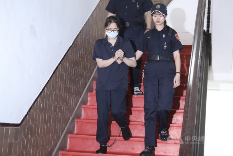 涉虐死1歲男童「剴剴」的保母劉彩萱(左)、劉若琳,另涉凌虐2名幼童遭訴,北院今天開庭。劉彩萱僅對綑綁幼童部分坦承犯罪,否認凌虐。(中央社檔案照片)