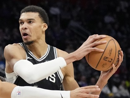 NBA史上最年輕大三元中鋒 溫班亞馬用21分鐘就達陣[影]